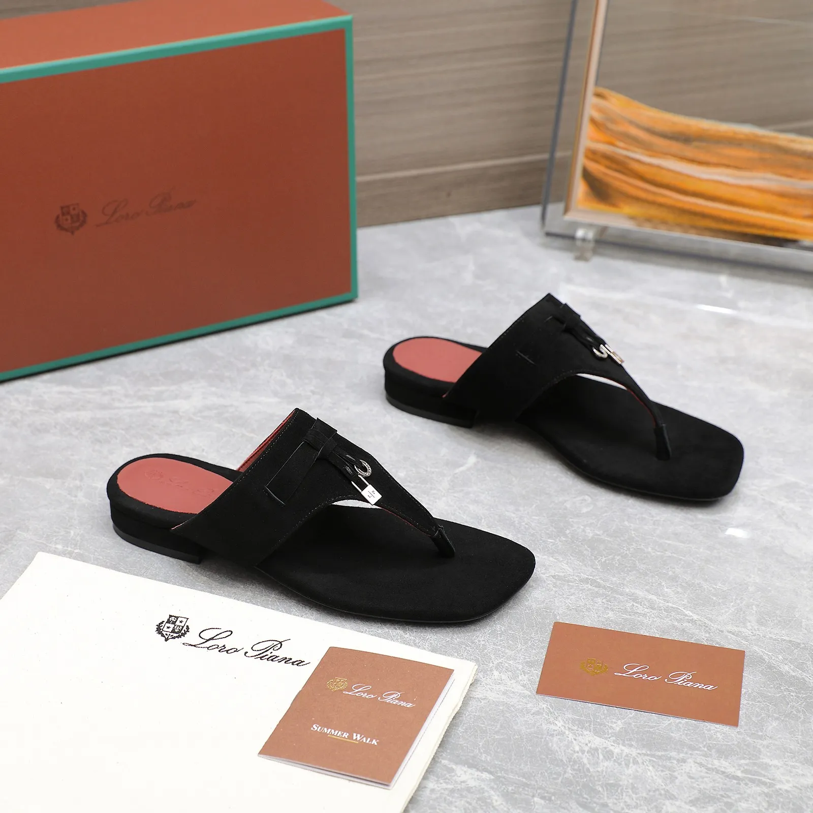 👟👟Ex-factory price 560👟👟 Purchasing-grade [Loro Piana] LP Mindil series T-strap thong sandals ✔️Top quality ✔️Soft sheep leather forms a tailor-made band that meets at the top of the upper and is fixed by a strong elastic ankle design. One is adorned with a discreet horn padlock, the other a gold circle badge. With its simple construction and sophisticated feel, these sandals are ideal for summer. ✔️Material: imported sheepskin fabric, sheepskin lining and feet ✔️Imported genuine leather outsole ✔️Code number: 35-42 (35/41/42 custom-made, non-refundable)